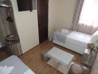 Отели эконом-класса Lotus Ахалцихе Двухместный номер с 2 отдельными кроватями и ванной комнатой-1