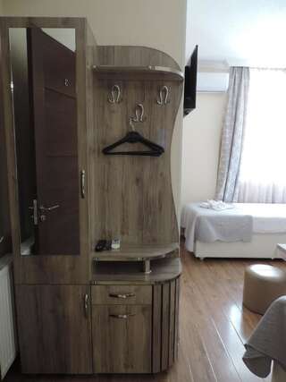 Отели эконом-класса Lotus Ахалцихе Двухместный номер с 2 отдельными кроватями и ванной комнатой-2